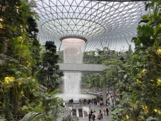 シンガポールのチャンギ空港のチャンギラウンジ　ジュエルの滝